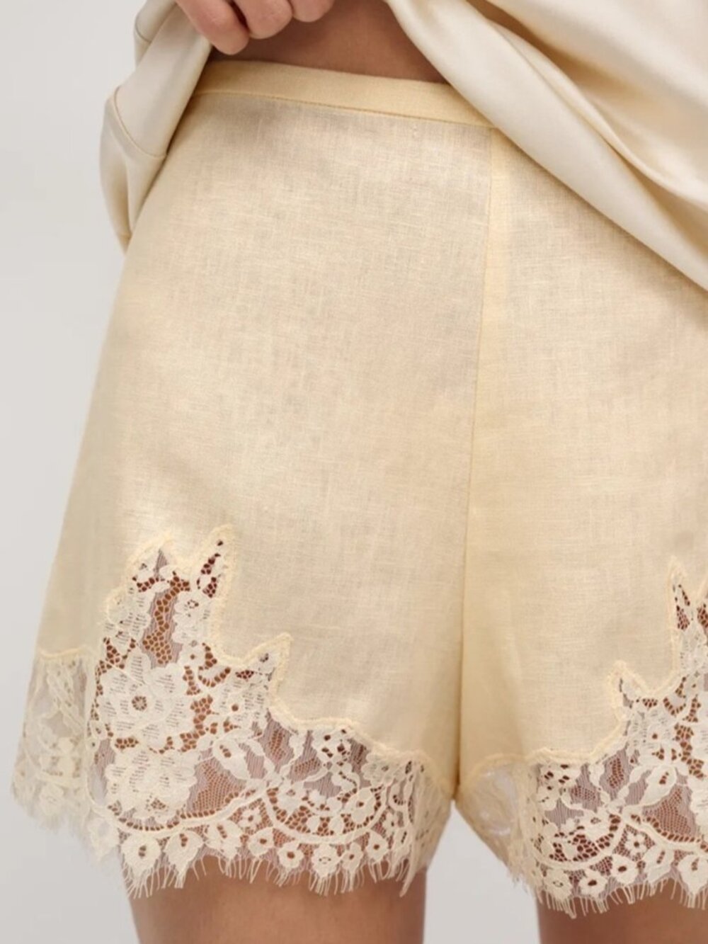 NEW Reformation Fern Sugar Yellow Lace Trim Linen Shorts Elastic Waist | US M - Picture 3 of 13